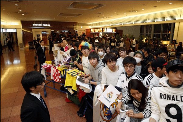 استقبال جالب ژاپنی ها از رئال مادرید در فرودگاه + عکس