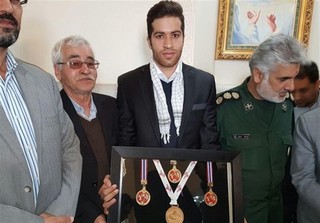 مدال‌های سریع‌ترین مرد ایران به موزه آستان قدس رضوی اهدا شد + عکس