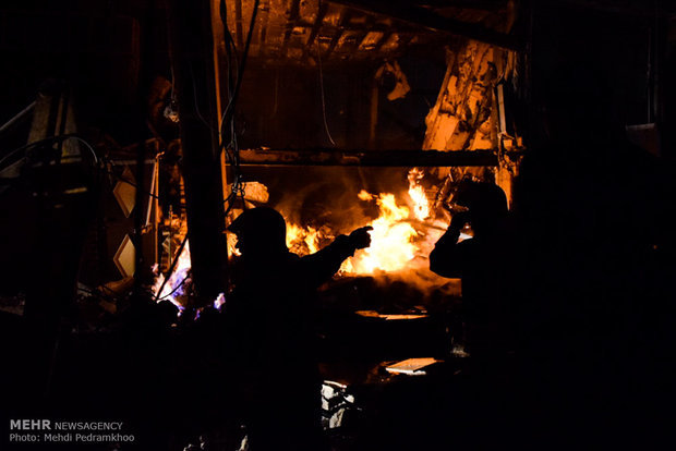 آتش سوزی در مجتمع مسکونی /نجات ده شهروند از میان شعله ها
