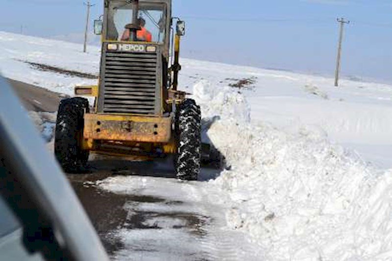 برف راه ارتباطی ۲۰۰ روستا در مشگین شهر را مسدود کرد