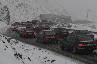 بارش برف در محور چالوس/ ترافیک پرحجم در محور هراز