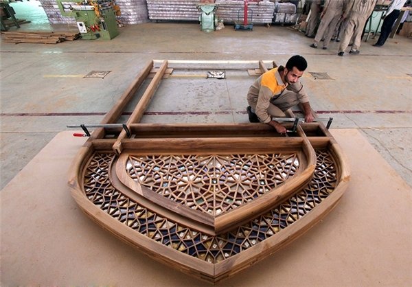 هنرمندان صنایع چوب آستان قدس رضوی درهای حرم امام حسین(ع) را می‌سازند