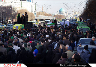 پیکر پاک ۳ شهید مدافع حرم بر روی دستان مردم مشهد تشییع شد