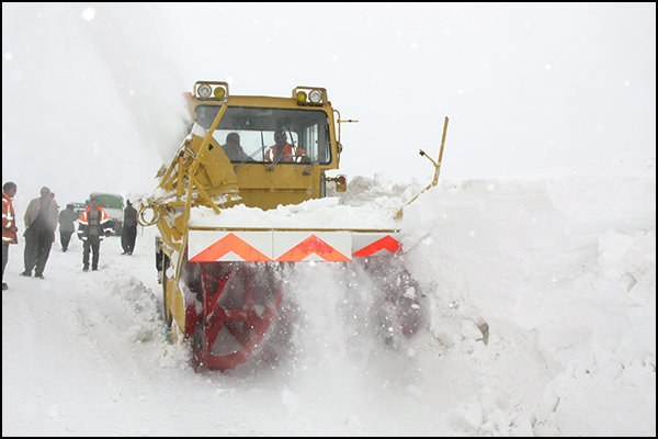 برف، راه روستای ۸۱۷  روستایی آذربایجان شرقی را مسدود کرد