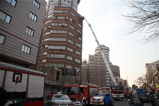 آتش سوزی در برج اداری تجاری نواب/نجات ۴۰ شهروند از میان شعله ها