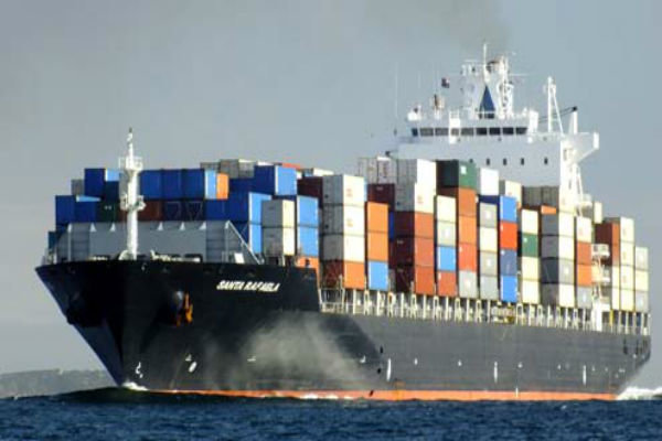 تخلیه دو کشتی اقیانوس‌پیمای حامل ۸۰ هزار تن روغن خام در بندر عباس