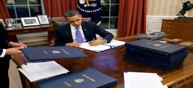 اوباما لایحه سیاستگذاری دفاعی را امضا کرد/ انتقاد اوباما از تعطیل نشدن گوانتانامو
