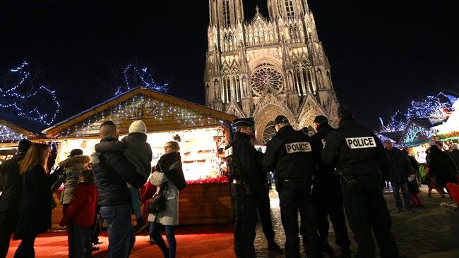 فرانسه ۱۰۰ هزار نیروی پلیس را برای حفاظت از جشن های پایان سال اعزام می کند