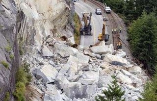 جاده چالوس به علت ریزش کوه بسته شد