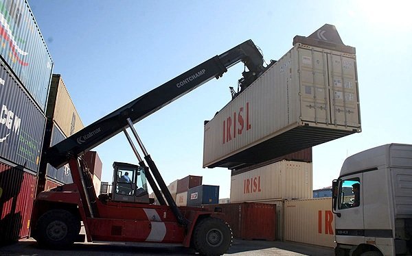 کاهش ۲۲ درصدی صادرات در استان اصفهان