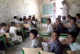 رنج تحصیل بر چهره دانش‌آموزان سیستان و بلوچستان