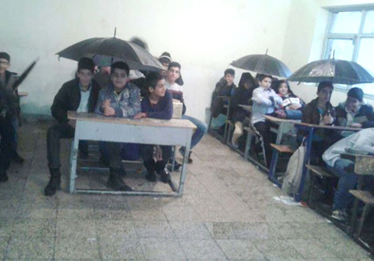 دانش آموزان شهرستان دورود لرستان با چتر سر کلاس می نشینند 