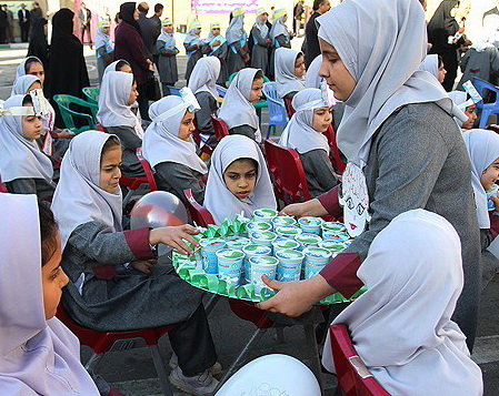 شیر رایگان دانش آموزی از هفته آینده در مدارس یزد توزیع می شود 