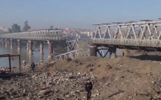 AP: آخرین پل موصل هم بمباران شد