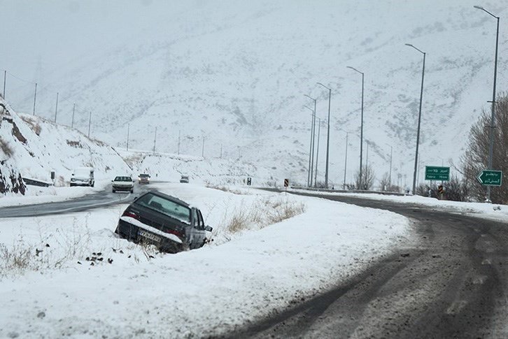 بیش از ۶۵ خودرو گرفتار در برف در استان قزوین امداد رسانی شدند