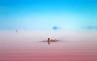 دریاچه ارومیه تغییر رنگ داد