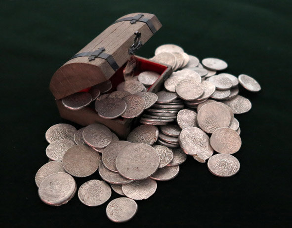 مجموعه‌دار فرهنگ دوست سکه های تاریخی ایران را به موزه آستان قدس رضوی هدیه کرد