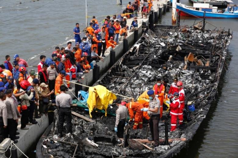 ۱۰۵ کشته و زخمی در آتش سوزی قایق تفریحی در اندونزی