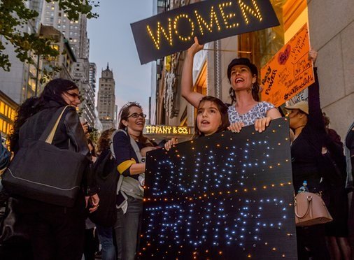 گاردین: زنان جهان علیه ترامپ تظاهرات می کنند