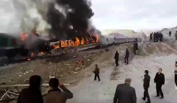 قطار مسافربری تهران-مشهد در سمنان دچار آتش سوزی شد
