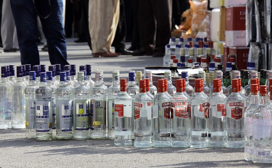 کشف بیش از 700 بطری مشروب خارجی در رودبار/ دو متهم دستگیر شدند