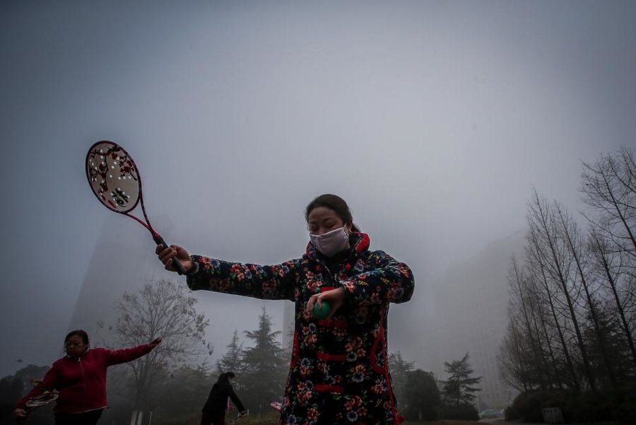 تصاویر حیرت انگیز از زندگی و کار چینی ها در آلودگی شدید هوا