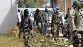 یک منبع آگاه از تیراندازی سربازان شورشی در وزارت دفاع ساحل عاج خبر داد