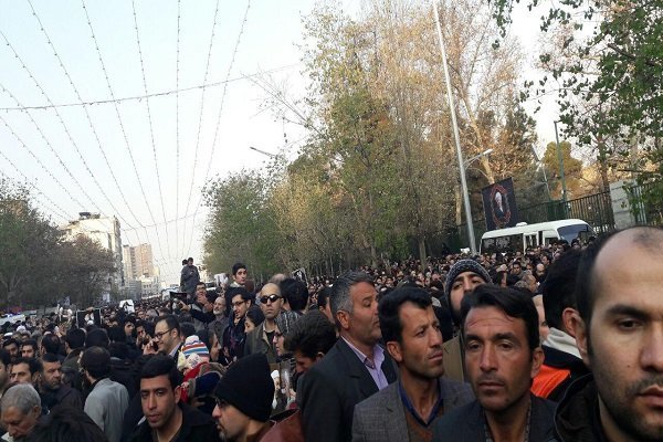 النشره:ده‌ها هزار نفر در مراسم تشییع آیت‌الله رفسنجانی شرکت کردند
