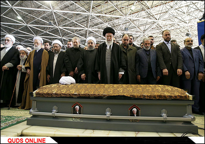 اقامه نماز رهبر انقلاب بر پیکر آیت الله  هاشمی رفسنجانی 