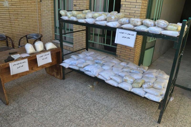 ۱۴۶ کیلوگرم مواد مخدر کشف و قاچاقچیان دستگیر شدند