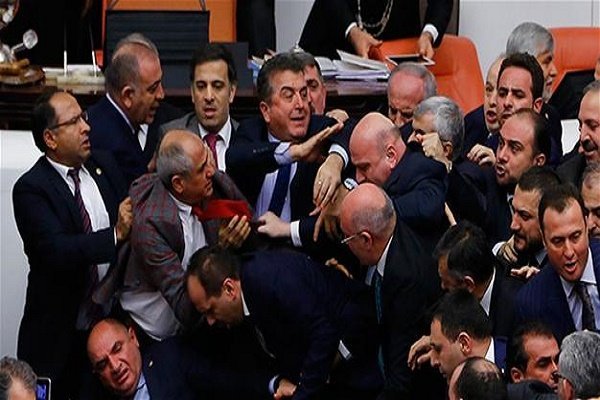 وقوع درگیری شدید فیزیکی میان نمایندگان پارلمان ترکیه