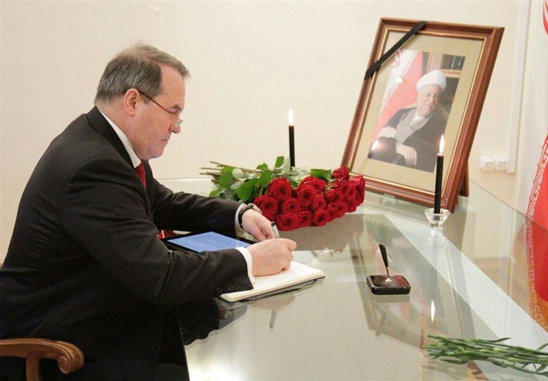 حضور نمایندگان ۵۰ کشور در سفارت ایران در مسکو به مناسبت درگذشت آیت الله هاشمی
