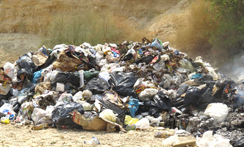 جمع آوری داوطلبانه زباله های روستا با گاری اسبی 