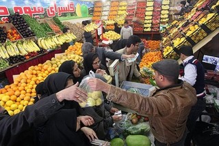 سبد کالای خانواده‌ها هر روز سبک‌تر می‌شود/میوه های نوبر در کورس قیمت