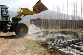 کشاورزان قائم‌ شهری بنای غیرمجاز را داوطلبانه تخریب کردند