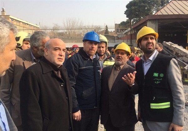 فیلم/ شهردار تهران در حال فرماندهی عملیات نجات در تونل‌های زیر پلاسکو:عزیز من خطر برای خودتان ایجاد نکنید/دیوار خطرناک است اول سگ‌های زنده‌یاب بروند