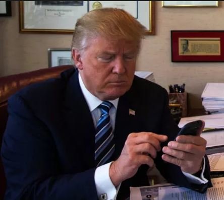 ترامپ موبایلش را تحویل داد