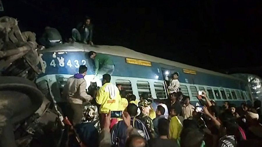 خروج قطار از ریل در هند، بیش از ۱۳۰ کشته و زخمی بر جای گذاشت