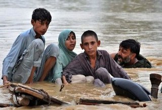 مردم گرفتار شده در روان آب‌های ایرانشهر امدادرسانی شدند