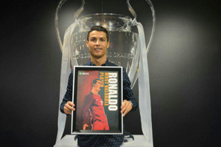کریستیانو رونالدو جایزه ارزشمندترین بازیکن سال را دریافت کرد + عکس