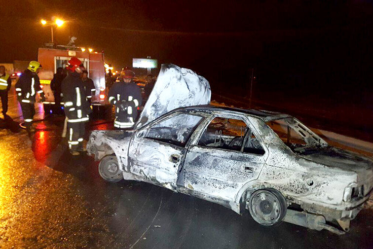خودروی سواری در محور باغچه _ مشهد در آتش سوخت