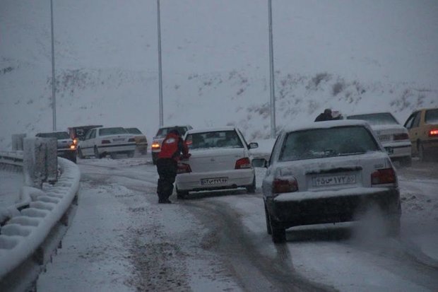 برف در جاده های زنجان کولاک کرد