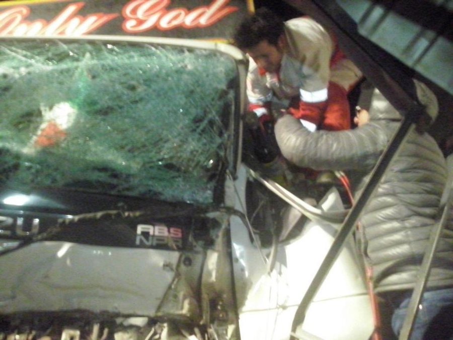 مصدومیت 8 نفر در تصادف مینی‌بوس با اتوبوس‌
