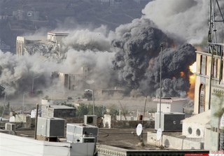 عربستان با ۴۳ بمب خوشه‌ای و فسفری منطقه ذباب در تَعِز را بمباران کرد
