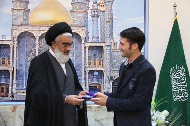ورزشکار قمی، مدال‌های خود را به آستان حضرت معصومه(س) اهدا کرد
