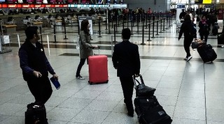 یک زن محجبه مسلمان در فرودگاه نیویورک مورد حمله قرار گرفت