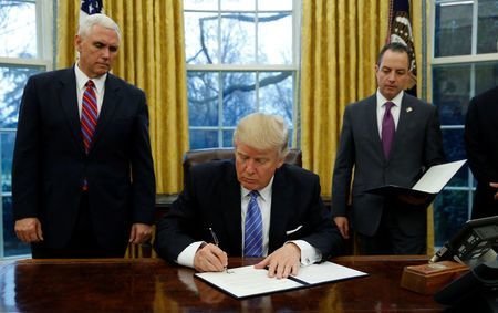 ترامپ دستور محدودیت ورود مسلمانان به آمریکا را امضا کرد