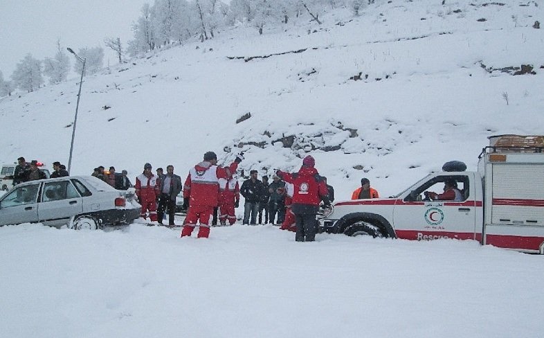 عملیات امدادرسانی به بیش از ۵۰۰ خانوار گرفتار در برف انجام شد