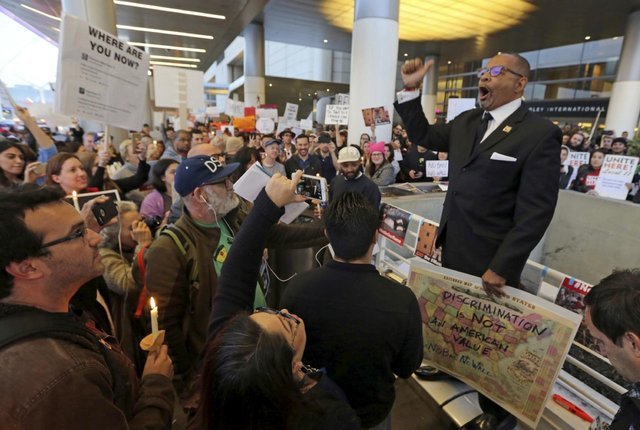 تنش و اعتراض در فرودگاه‌های آمریکا در پی دستور مهاجرتی ترامپ