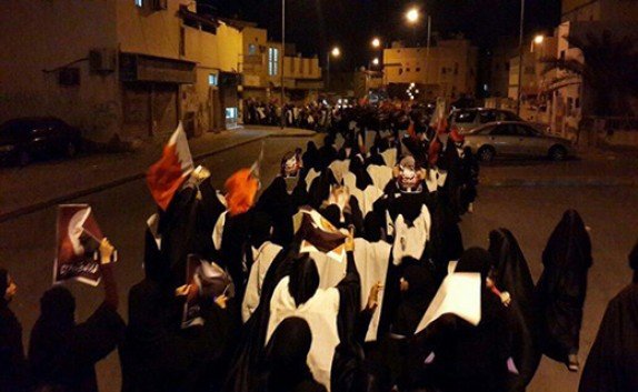 کفن پوش شدن صدها بحرینی در دفاع از شیخ عیس قاسم 